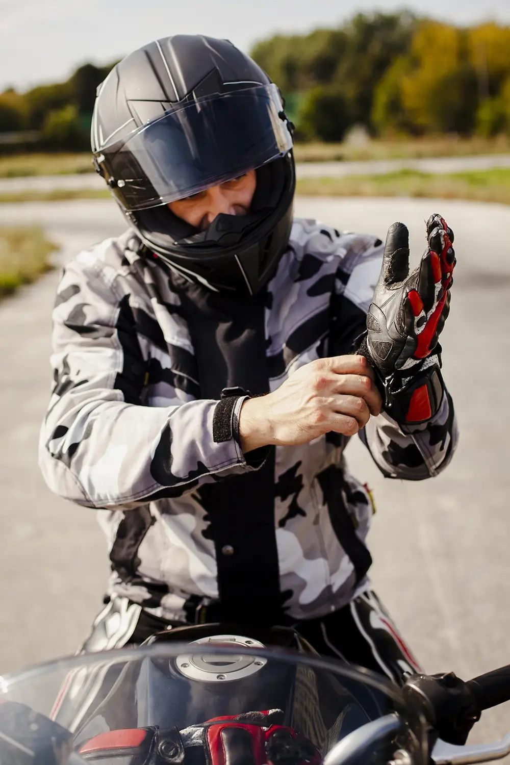 Motard qui enfile ses gants